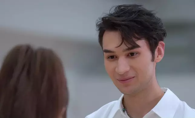 榮嘉爾淘汰前為Maggie送上「護身符手鐲」，又係一個大方之男。