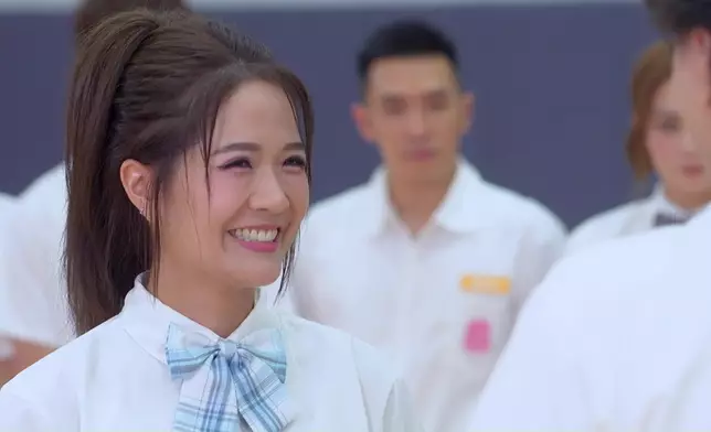 榮嘉爾淘汰前為Maggie送上「護身符手鐲」，又係一個大方之男。