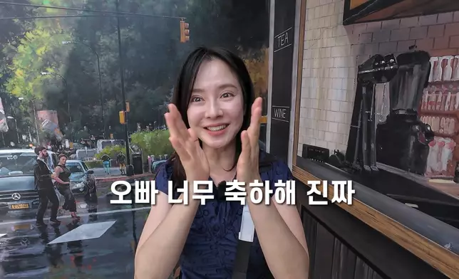 宋智孝替金鍾國感到幸福。影片截圖