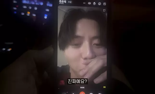 朱宇宰在與金鍾國視像通話期間得知消息。影片截圖