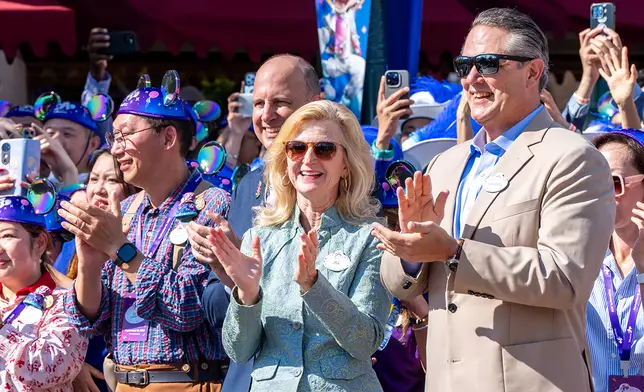 迪士尼樂園國際總裁及董事總經理艾書琳與香港迪士尼行政總裁莫偉庭(右)