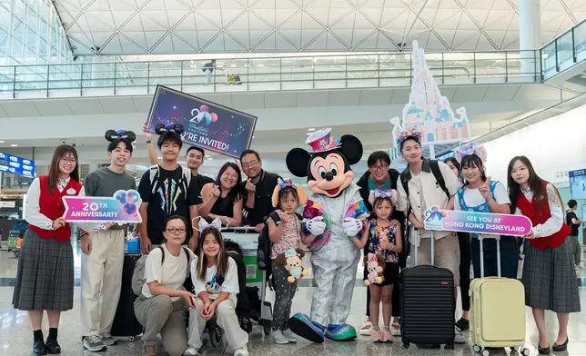 米奇與演藝人員早前在西九龍站及機場向抵港旅客派發周年慶典邀請與門票，邀請參與年度派對