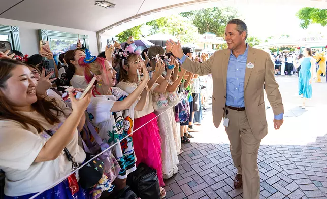 香港迪士尼行政總裁莫偉庭(右)