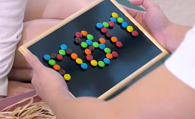 Maggie好有心思咁送上用M&amp;M朱古力砌成嘅M&amp;M送畀Matt。