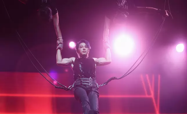 坤達挑戰高空倒立、強力拉伸展現超殺二頭肌！