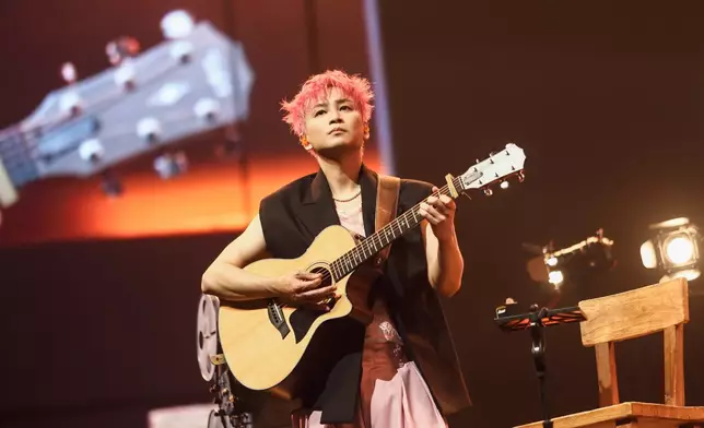 書偉拾起許久未彈的吉他，與阿弟共組雙人團體唱情歌。