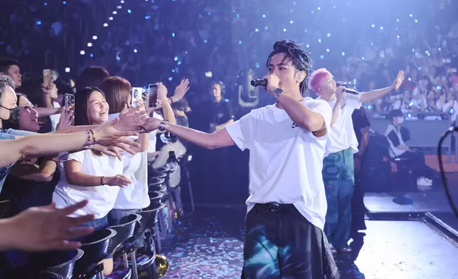 Energy全員走入人群，Toro與歌迷擊掌零距離。