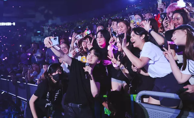 牛奶超親切，貼近觀眾一起自拍合照！