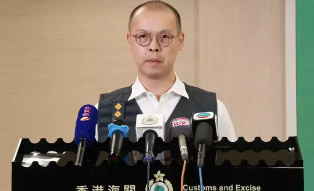 海關毒品調查科機場調查課高級調查主任何健麟向傳媒講述案件詳情。香港海關FB