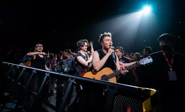 Dear Jane走下舞台。