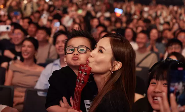 Tim的太太楊洛婷及兒子黃子芯都有到場。