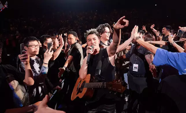 穿過觀眾席往另一端的延伸舞台演出。