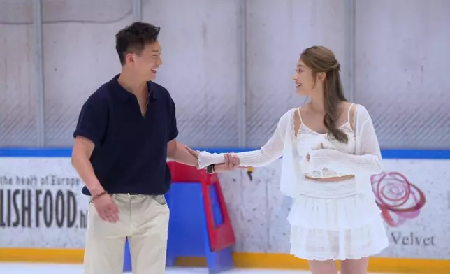 GM為咗保護Sophie免跌倒、一嘢拖住佢，氹到Sophie好開心。