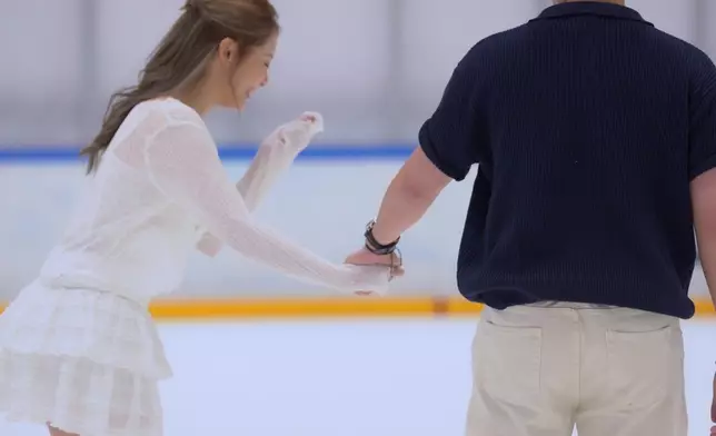 GM為咗保護Sophie免跌倒、一嘢拖住佢，氹到Sophie好開心。