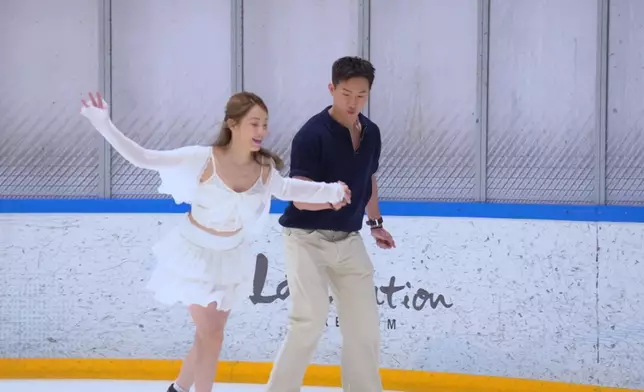 因為GM要傍住Sophie，所以二人難免有唔少親密接觸，好甜咯！