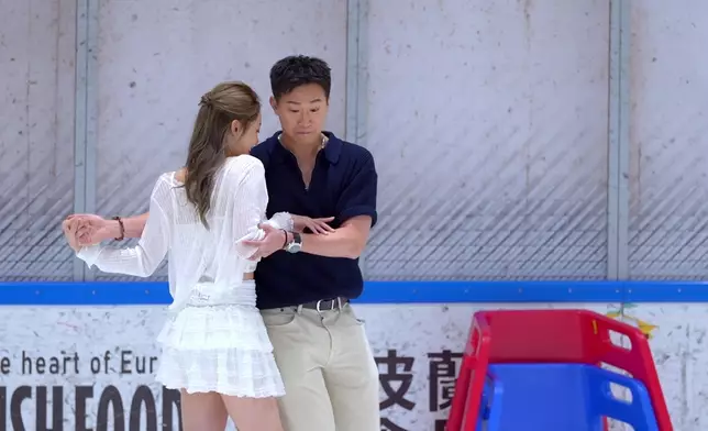 因為GM要傍住Sophie，所以二人難免有唔少親密接觸，好甜咯！