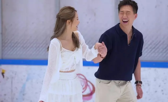 因為GM要傍住Sophie，所以二人難免有唔少親密接觸，好甜咯！