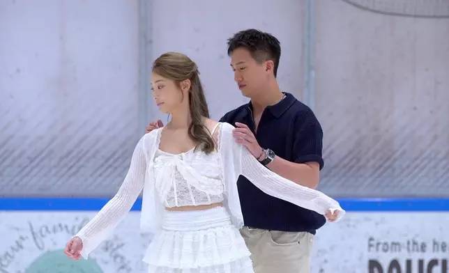 GM幫Sophie拉番好件外套，好細心。