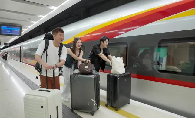 三位出發鐵路遊！