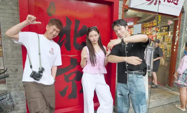 三位主持一抵步即展開「吃喝玩樂」之旅，先來到前門大街大開「掃街模式」。