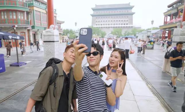 三位主持一抵步即展開「吃喝玩樂」之旅，先來到前門大街大開「掃街模式」。