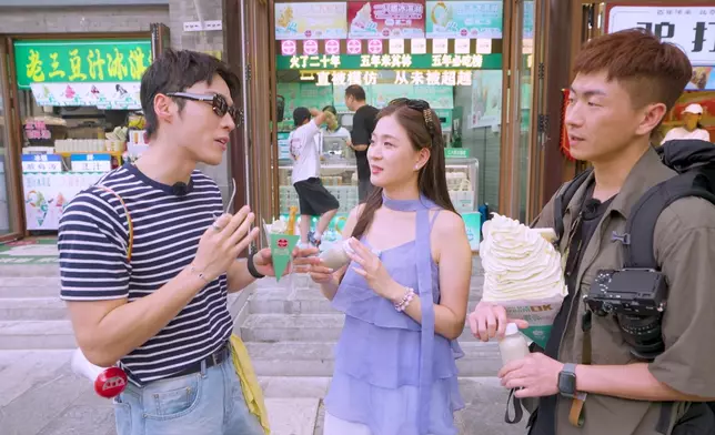 三位主持一抵步即展開「吃喝玩樂」之旅，先來到前門大街大開「掃街模式」。