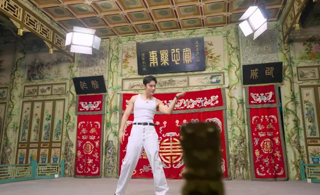 丁丁在大戲樓上跳兩手。