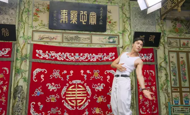 丁丁在大戲樓上跳兩手。