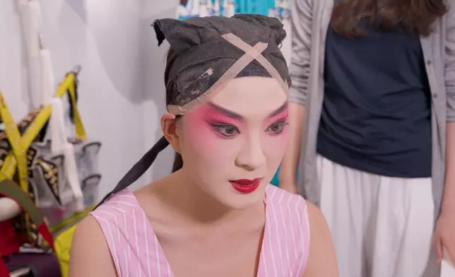 德德更首次挑戰傳統京劇妝。