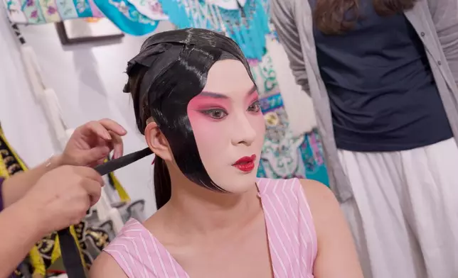 德德更首次挑戰傳統京劇妝。