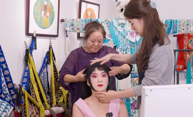 德德更首次挑戰傳統京劇妝。