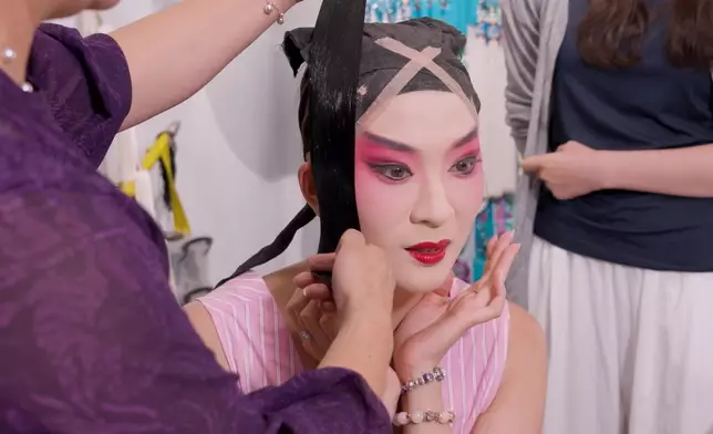 德德更首次挑戰傳統京劇妝。