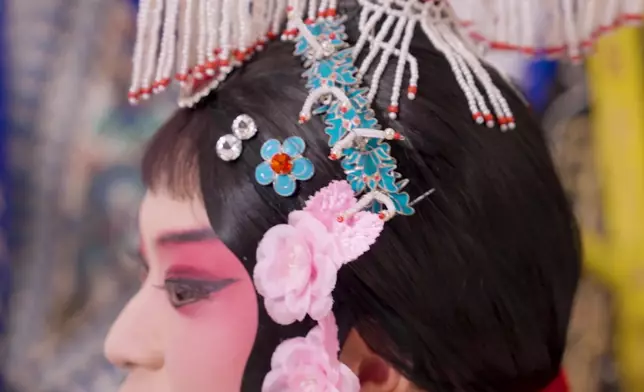 德德更首次挑戰傳統京劇妝。