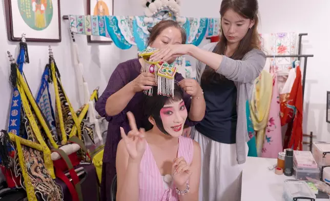 德德更首次挑戰傳統京劇妝。