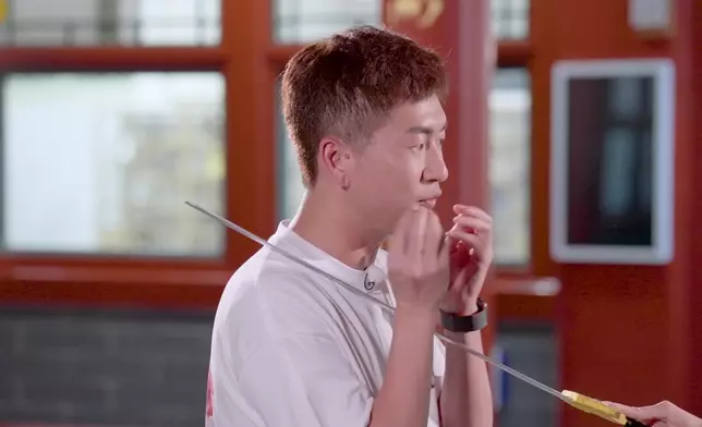 馬貫東則笑言：你不嬲都靚㗎啦，可以將你面形收細咗，將你嗰啲肥肉呢……