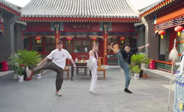 丁丁挑戰京劇經典動作「月亮門」，踢腿高過額頭！