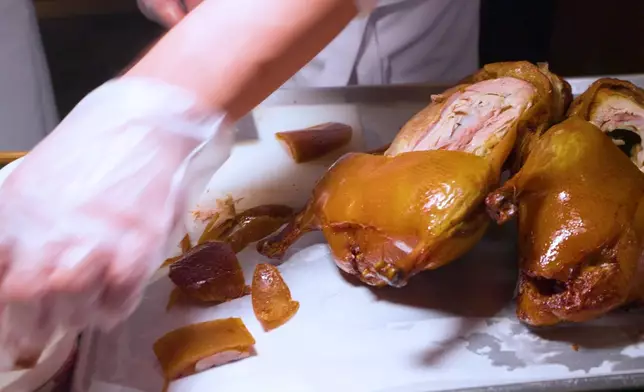 師傅現場即席片皮，烤鴨更配以「崖蜜黑松露醬」。