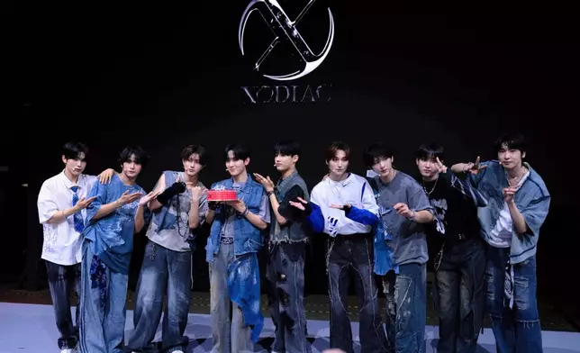 在舞台上為HYUNSIK慶生。