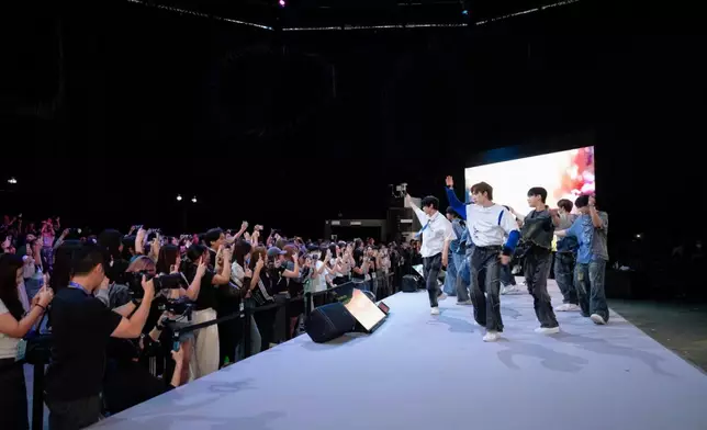 XODIAC獻唱與粉絲的近距離互動。