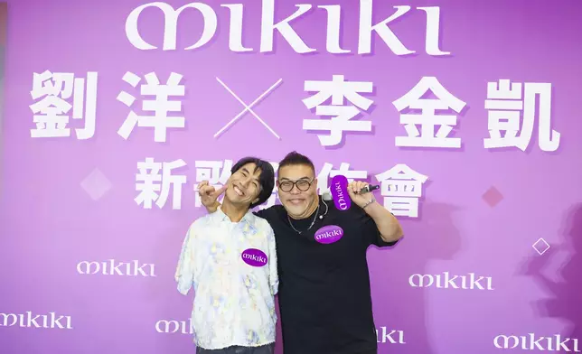 二人擺出多個搞笑的甫士。