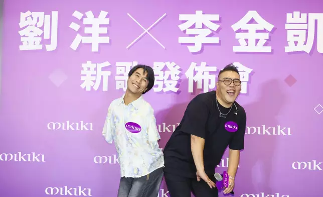 二人擺出多個搞笑的甫士。