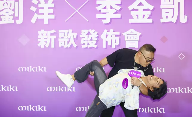 二人擺出多個搞笑的甫士。