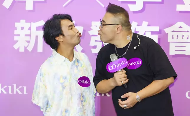 二人擺出多個搞笑的甫士。