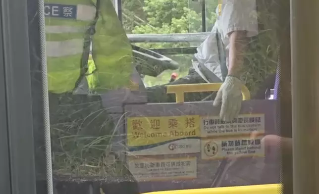 司機胸口擦傷，清醒送博愛醫院治理，其後被轉送至屯門醫院。Threads@mandy_py_lau