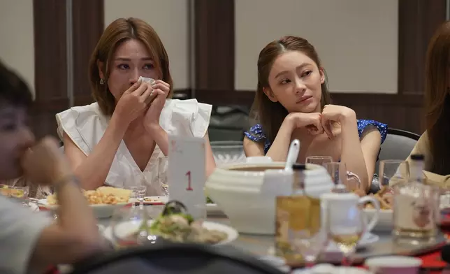 Carman睇番自己嘅配對片段，都忍唔住喊成淚人，Sophie係咁安慰佢。