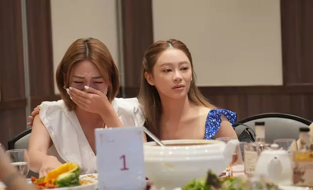 Carman睇番自己嘅配對片段，都忍唔住喊成淚人，Sophie係咁安慰佢。