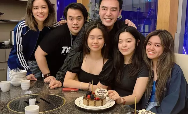 鍾鎮濤有兩段婚姻，共育有一子三女。