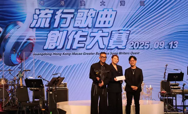 Janees（中）日前到澳門巴黎人劇場參加「粵港澳大灣區流行歌曲創作大賽」。