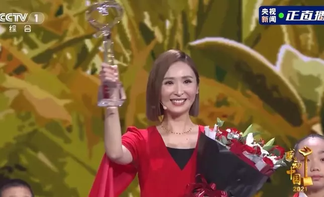 陳貝兒憑《無窮之路》奪得「感動中國2021年度人物」。