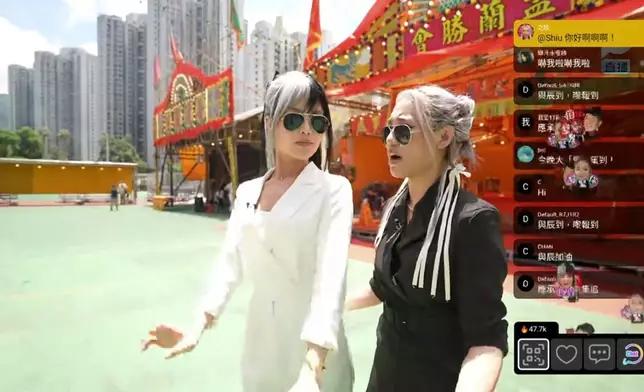 白無常黃瀅仴、黑無常湯之欣介紹盂蘭勝會。